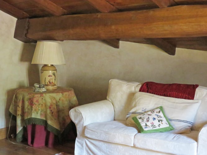 La Loggia Fiorita, caratterizzata dagli elementi architettonici tipici delle case rurali tosane, come il soffitto con i travi a vista